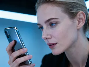 Elegancki smartfon Vivo X300 Ultra z zaawansowanym modułem aparatu na ciemnym, błyszczącym tle w miejskiej scenerii.